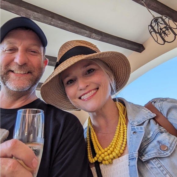 Hi! I love all things jewelry, clothes and shoes!! - Picture 3 of 8